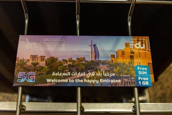 Older du mobile tourist card displayed, still includes 1GB data.