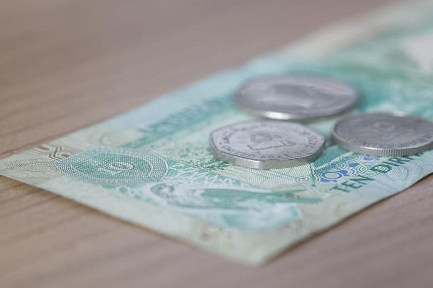 10 dirham banknote and 1 dirham coin.