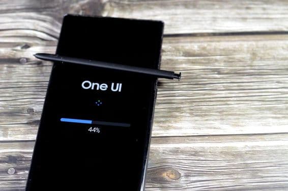 Samsung flagship smartphones, Galaxy AI One UI update.