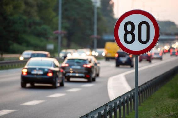 80 km/h speed limit sign on a busy road.