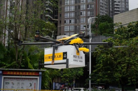 Delivery of lunch and meals by drone or multicopter using the Meituan app.