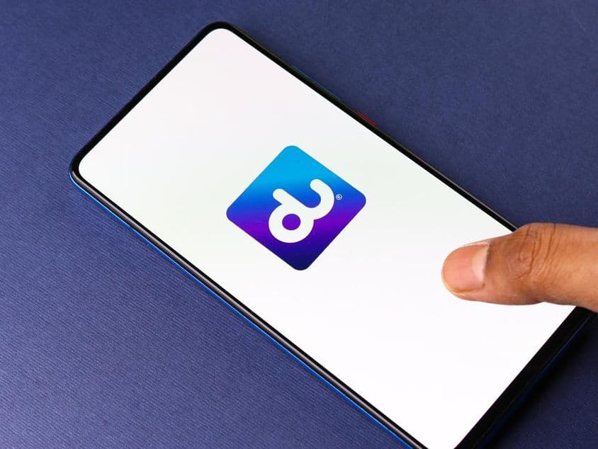 Du network logo on a phone screen.