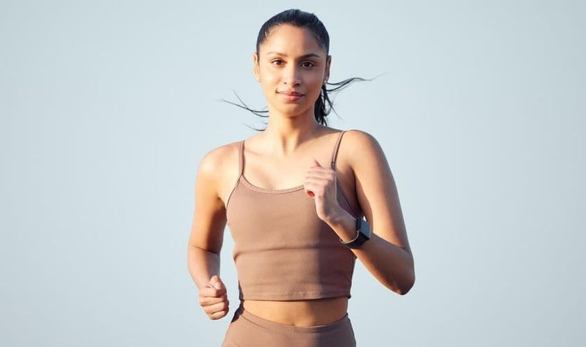 Female runner preparing for a marathon in Dubai.
