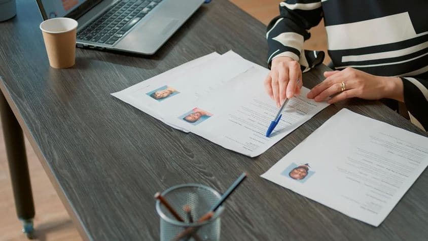 HR manager searching for business experienced candidate on papers.