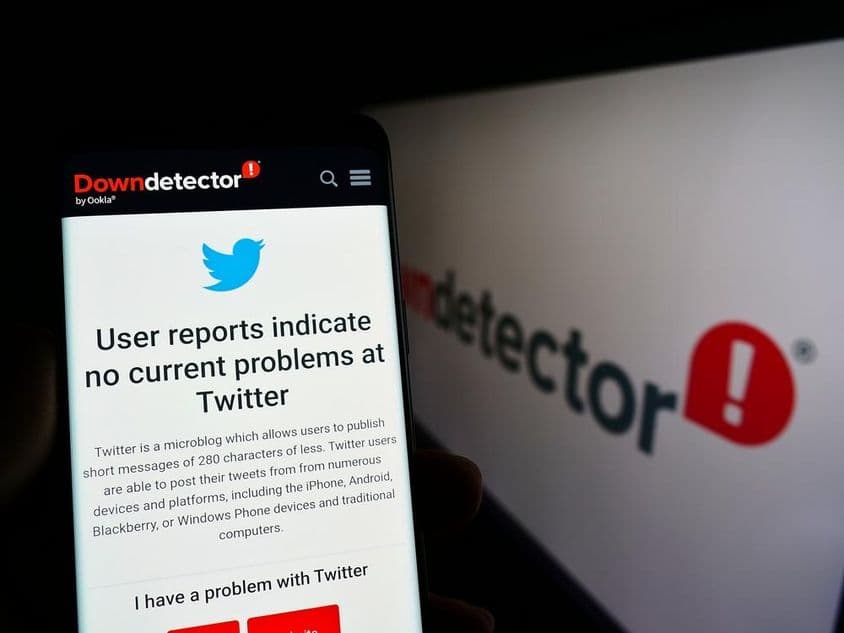Downdetector reporting status on Twitter.