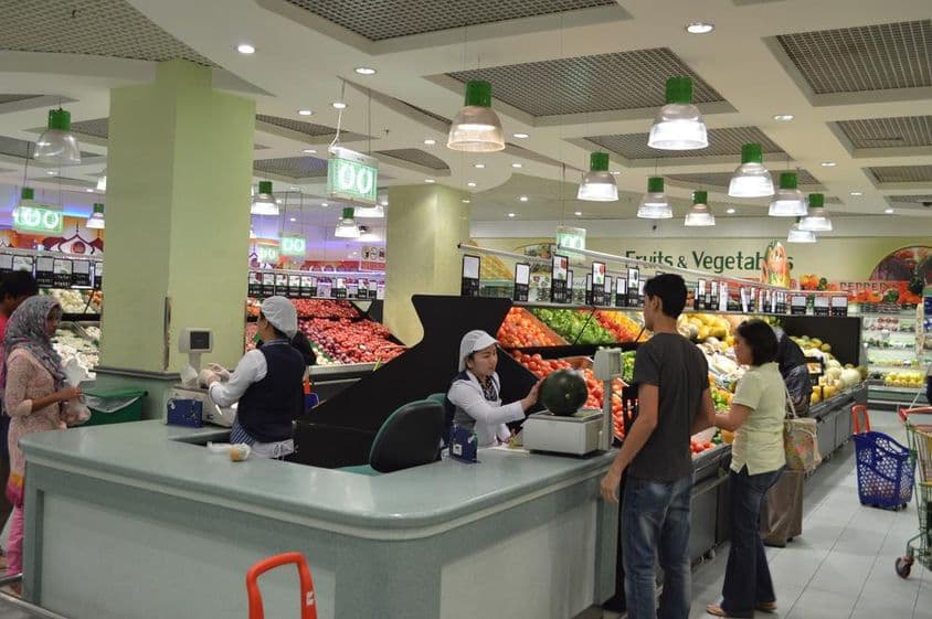 Lulu hypermarket Fresh Fruits Department in Dubai.