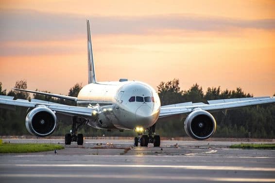 Etihad Airways Boeing 787-8 Dreamliner taxiing on the runway.