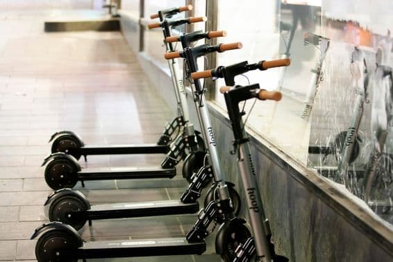 Silver/grey rentable electric scooter from Hoop.