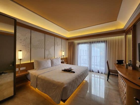 Luxury hotel room, modern classic style, cozy ambiance.