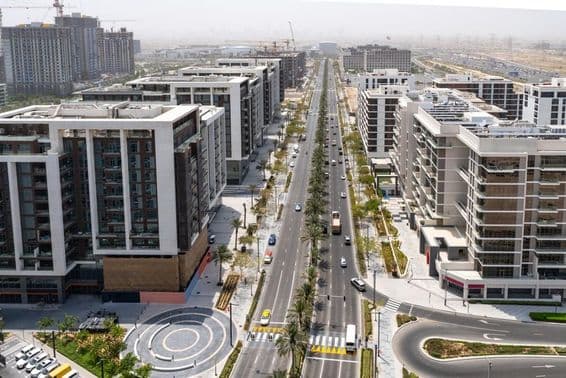 Dubai Hills Estate: Buildings with Hills Park and roads.