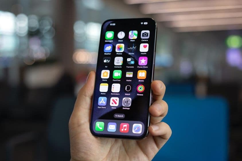 Man holding iPhone 15 Pro Max.
