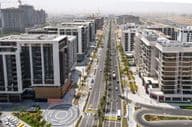 Dubai Hills Estate: Buildings and Hills Park with roads.