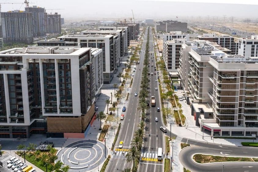 Dubai Hills Estate: Buildings and Hills Park with roads.