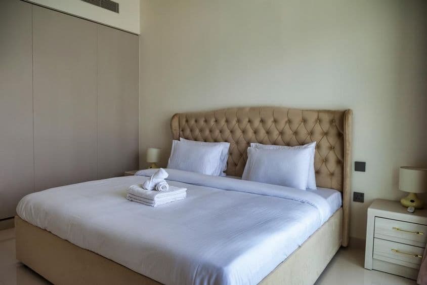 A tranquil bedroom in Dubai awaits guests.