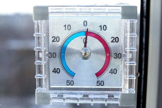 An outdoor square-shaped thermometer showing 1 degree Celsius.